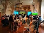 Salón Regio con mesas y pantallas durante un evento social