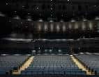 Vista panorámica del interior del auditorio con asientos vacíos