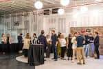 Zona de networking o recepción con asistentes en un evento
