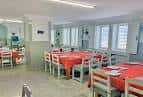 Comedor del Colegio Mayor Arosa con mesas preparadas