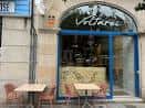 Fachada del Restaurante Voltarei en Vigo con mesas en la entrada