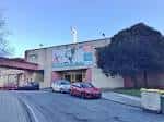 Fachada principal del Complexo Polideportivo de Elviña con entrada y mural