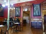 Interior del Café Moderno con clientes y ambiente animado.
