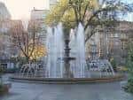 Fuente principal del Parque de San Lázaro con chorros de agua y árboles