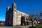 Vista exterior del Monasterio de San Salvador de Lérez bajo un cielo azul