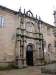 Entrada principal del Colexio de Fonseca con fachada barroca