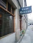 Fachada exterior de Casa Roucos con su letrero en la calle de Vigo