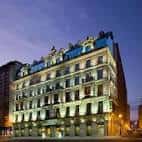 Fachada exterior del Hotel NH Collection Vigo iluminada al anochecer
