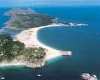 Vista aérea de la playa de Rodas uniendo dos islas