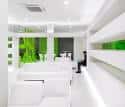 Zona de espera o lounge con sofás blancos y decoración minimalista