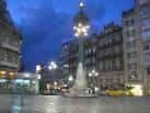 Plaza de Urzáiz y la Farola iluminada durante la noche