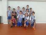 Grupo de niños en el pabellón deportivo del colegio