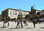 Vista general de la Plaza de A Ferraría con edificios históricos y personas