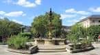 Fuente central del Parque de San Lázaro bajo un cielo azul despejado