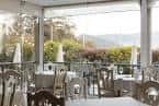 Comedor del restaurante del hotel con mesas preparadas y vistas al exterior