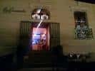 Entrada de La Gramola iluminada por la noche en Pontevedra