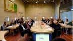 Amplia sala de reuniones con mesas dispuestas para una conferencia o debate