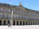 Fachada principal del Pazo de Raxoi en Santiago de Compostela