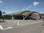 Vista exterior del Palacio de los Deportes de Oviedo con cielo azul
