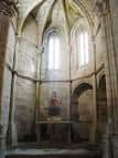 Interior de una capilla o ábside del Convento de San Domingos de Bonaval con un altar