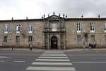 Fachada principal del Instituto Rosalía de Castro con paso de cebra