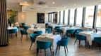 Interior de restaurante moderno con mesas y sillas turquesas