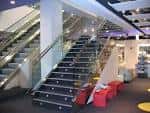 Escaleras y escaleras mecánicas en el interior moderno de Fnac A Coruña.