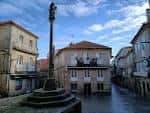 Plaza de las Cinco Calles con cruceiro bajo cielo azul