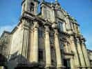 Vista exterior de la Iglesia de San Bartolomé desde un ángulo bajo con cielo azul