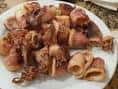 Plato de calamares a la plancha, una de las opciones de marisco del menú