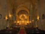 Interior de la capilla del Pazo de San Lorenzo con altar iluminado