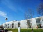 Fachada exterior de la Facultade de Ciencias da Educación e do Deporte bajo un cielo azul