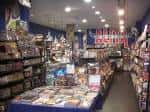 Interior de la tienda Alita Cómics con estanterías llenas de productos