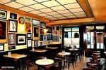 Interior del café con mesas, sillas y paredes decoradas con cuadros