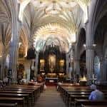Interior de la Basílica de Santa María la Mayor con nave central y altar