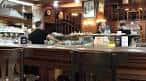 Interior de una cafetería tradicional con barra de madera en Vigo