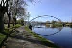 Puente moderno sobre el río Lérez con sendero arbolado