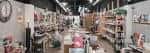 Vista general del interior de la librería con mesas y estanterías iluminadas