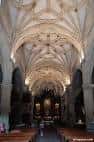 Interior de la nave central de la Basílica con bóvedas de crucería