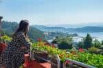 Vista panorámica desde el balcón del hotel con el mar y las montañas de fondo