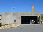 Entrada principal del Aquarium Finisterrae con la Torre de Hércules al fondo