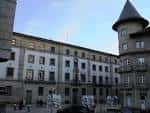 Vista exterior de la Audiencia Provincial de Pontevedra con torreón