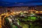 Plaza Elíptica de Los Rosales iluminada al anochecer