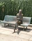 Estatua de Valle-Inclán sentado en un banco en el Parque de la Alameda