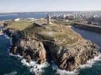 Amplia vista aérea de la península de la Torre de Hércules con la ciudad al fondo