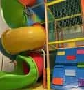Detalle de las estructuras de juego infantiles con toboganes
