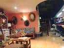 Espacio interior con paredes naranjas y mobiliario