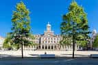 Praza de Armas de Ferrol con el edificio principal y árboles en primer plano