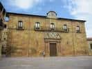 Fachada principal del edificio histórico en la Corrada del Obispo bajo cielo azul