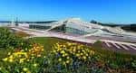 Vista exterior de la Cidade da Cultura con flores en primer plano